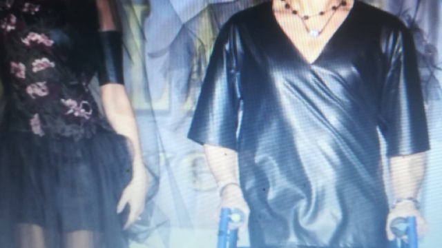 Riccardo, con una modella,alla sua prima sfilata