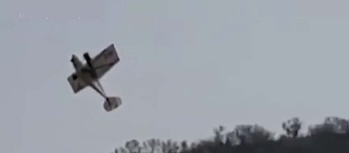 An anti-rhino poaching plane got caught in a zip line with the couple requiring rescue. [Image Mirror Hotnews/YouTube]