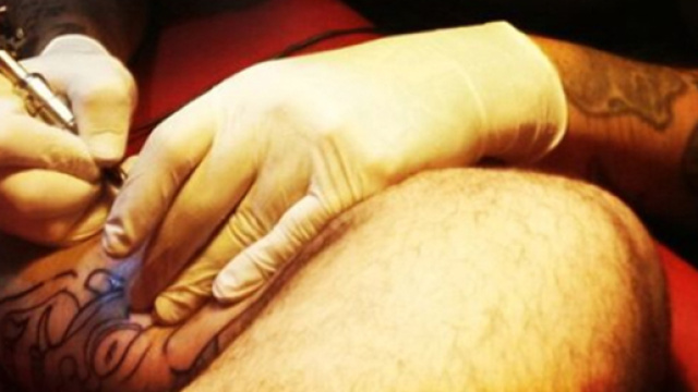 Un tatuaggio a tutti i costi: 16enne incinta resta paralizzata e perde il bambino.