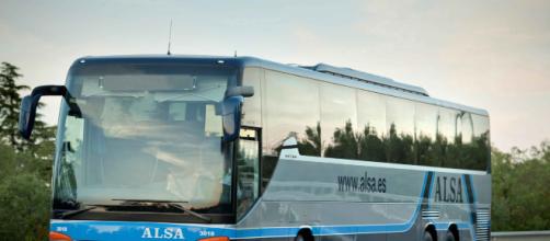 Un autobús de la compañía Alsa colisionó contra un viaducto en Avilés