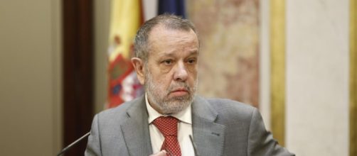 El Defensor del Pueblo pide a la Generalitat quitar las tiras amarillas del sector público