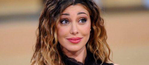 Gossip, Belen Rodriguez in minigonna per il ritorno del bimbo all'asilo: critiche sul web.