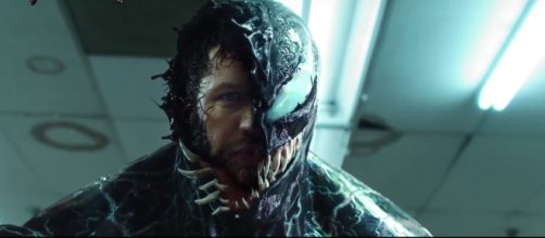 Tom Hardy stars in the movie 'Venom' as reporter Eddie Brock who is overtaken by an alien Symbiote. [Image via Comicbook.com/YouTube]