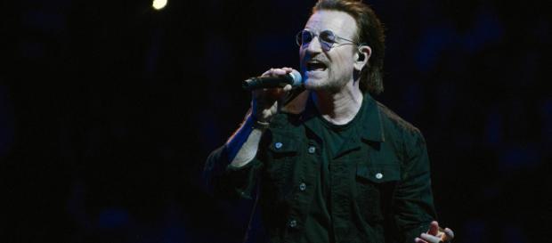 Bono se queda sin voz durante un concierto en Berlín Bono se queda sin voz durante un concierto en Berlín
