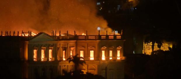 O fogo começou às 19:30 de domingo e continuou na segunda-feira O fogo começou às 19:30 de domingo e continuou na segunda-feira