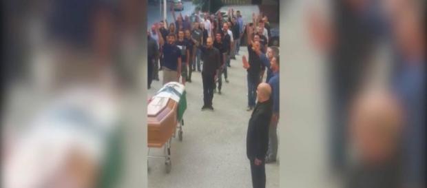 Sassari, funerale fascista: l'ultimo addio al professor Todini fa discutere (VIDEO) Sassari, funerale fascista: l'ultimo addio al professor Todini fa discutere (VIDEO)