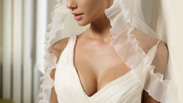 La provocazione di Don Bobbo: una 'tassa' sugli abiti da sposa particolarmente succinti.