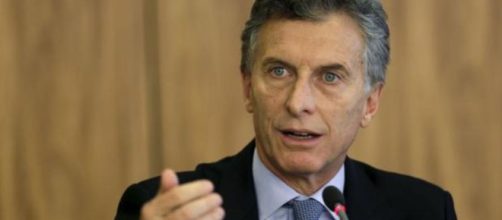 El presidente de argentina anuncia nuevas medidas de ajuste fiscal para tratar de reducir la crisis económica