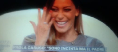 Karina Cascella ha mostrato l'anello di fidanzamento durante Pomeriggio 5