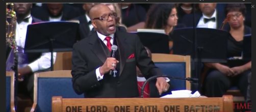 Pastor Jasper Williams Jr. stands by offensive statements made at Aretha Franklin's funeral. [Image Source: Detroit Local - YouTube]