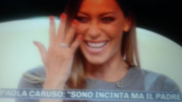Karina Cascella ha mostrato l'anello di fidanzamento durante Pomeriggio 5