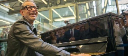 "Jurassic Park" actor Jeff Goldblum played an impromtu jazz sing-a-long in St. Pancras Station. [Image @Londonist/Twitter]
