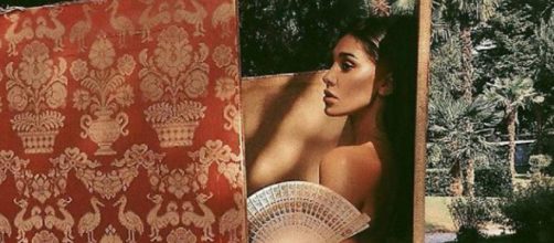 Belen Rodriguez nuda su instagram: coperta solo da un ventaglio.