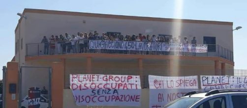 Gallipoli, chiude un noto call-center: 113 lavoratori licenziati (in foto i lavoratori del call-center gallipolino protestano a giugno)