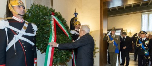 Il Presidente Sergio Mattarella depone una corona d'alloro