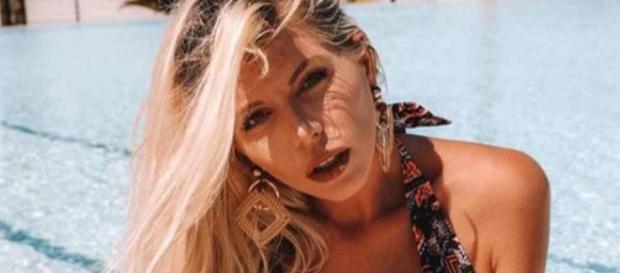 Jessica Thivenin s'offre un sac Balenciaga improbable à 1500 euros. Jessica Thivenin s'offre un sac Balenciaga improbable à 1500 euros.