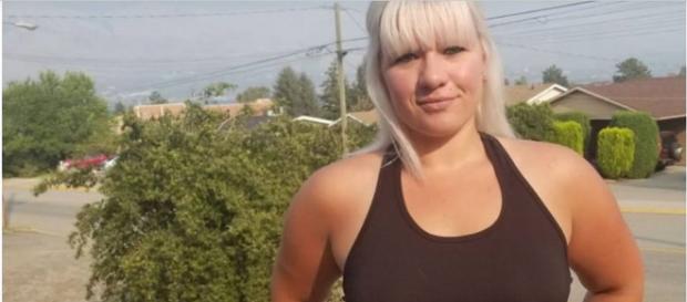 La venticinquenne canadese Christina Schell è stata licenziata perché non indossava il reggiseno La venticinquenne canadese Christina Schell è stata licenziata perché non indossava il reggiseno