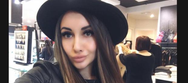Russia, fermata senza patente offre un rapporto intimo a tre ai poliziotti. Russia, fermata senza patente offre un rapporto intimo a tre ai poliziotti.