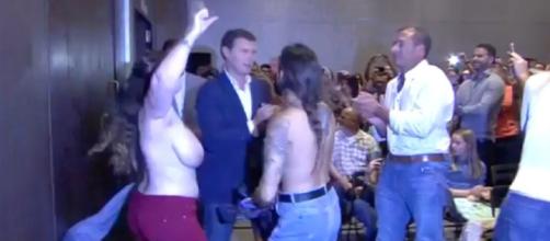 Las dos activistas de Femen protestan contra la gestacion subrogada en un acto de Ciudadanos con Albert Rivera
