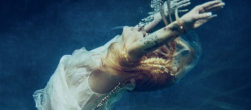 La cover del singolo 'Head Above Water' di Avril Lavigne