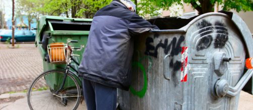 Rimini, senzatetto prende cose dal bidone della spazzatura: scatta la denuncia