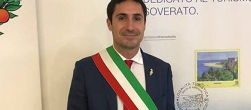 Soverato, sindaco stende con un pugno un migrante - Lametino.it