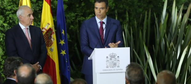 Sánchez se compromete con Pierre Moscovici a enviar a Bruselas antes del 15 de octubre los lineamientos del Presupuesto 2019 Sánchez se compromete con Pierre Moscovici a enviar a Bruselas antes del 15 de octubre los lineamientos del Presupuesto 2019