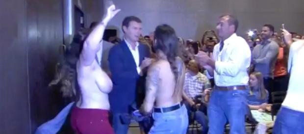 Las dos activistas de Femen protestan contra la gestacion subrogada en un acto de Ciudadanos con Albert Rivera Las dos activistas de Femen protestan contra la gestacion subrogada en un acto de Ciudadanos con Albert Rivera