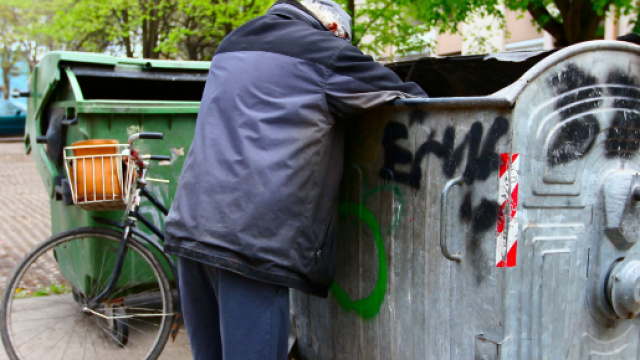 Rimini, senzatetto prende cose dal bidone della spazzatura: scatta la denuncia