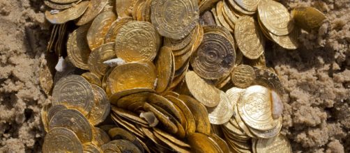 Como, ritrovata un'anfora romana piena di monete d'oro: il ritrovamento potrebbe valere circa un milione di euro