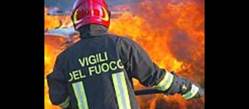 Lecce, ambulanza a fuoco: esplodono le bombole dell'ossigeno: nessun ferito