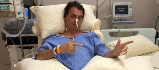 Bolsonaro apareceu em foto fazendo seu tradicional gesto Bolsonaro apareceu em foto fazendo seu tradicional gesto