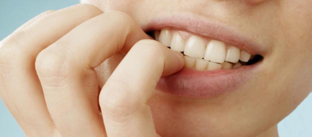 Dito amputato ad una donna: si mangia le unghie e contrae un tumore Dito amputato ad una donna: si mangia le unghie e contrae un tumore