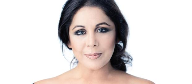 La cantante Isabel Pantoja pide ayuda a la seguridad de un centro comercial al darse cuenta que la persiguen dos paparazzi La cantante Isabel Pantoja pide ayuda a la seguridad de un centro comercial al darse cuenta que la persiguen dos paparazzi