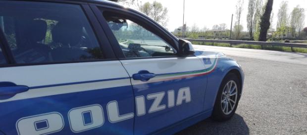 Sezze, rientra in casa è sorprende nigeriano che fotografa la figlia minorenne ignara dell'accaduto. Sezze, rientra in casa è sorprende nigeriano che fotografa la figlia minorenne ignara dell'accaduto.