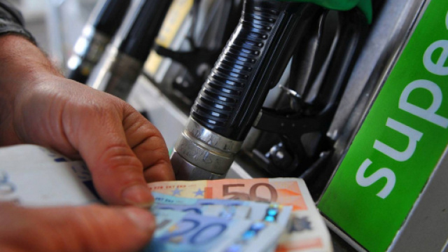 Prezzi benzina, ci potrebbe essere un taglio alle accise nella manovra