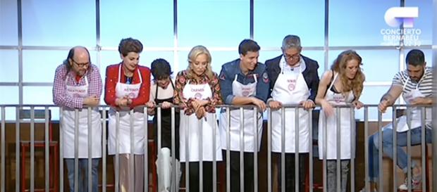 Los participantes del equipo salvado animando en la prueba de eliminación. Los participantes del equipo salvado animando en la prueba de eliminación.