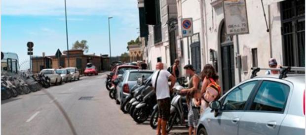 Napoli, parcheggiatori abusivi minacciano ragazzo Napoli, parcheggiatori abusivi minacciano ragazzo
