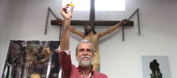 Willy Toledo, en mayo, en la parroquia San Carlos Borromeo de Madrid. / El Periódico Willy Toledo, en mayo, en la parroquia San Carlos Borromeo de Madrid. / El Periódico