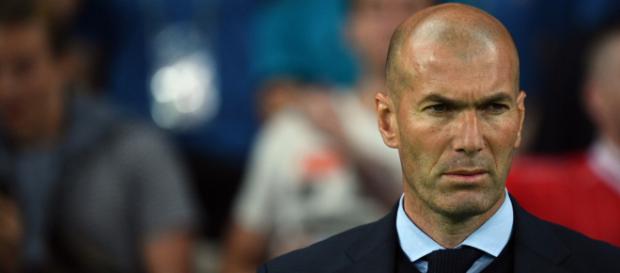 Zinédine Zidane serait prêt à faire des folies avec Manchester United s'il en devenait le coach, d'après le Daily Mirror. Zinédine Zidane serait prêt à faire des folies avec Manchester United s'il en devenait le coach, d'après le Daily Mirror.