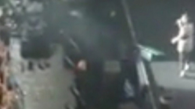 Laura Pausini ai fan: "lì per vedere il mio culo?"