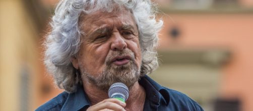 Beppe Grillo attaccato dai no-vax dop la firma del patto sulla scienza