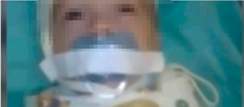 Neonato in culla legato e con il ciuccio fermato con lo scotch: il video indigna il web - Il Mattini