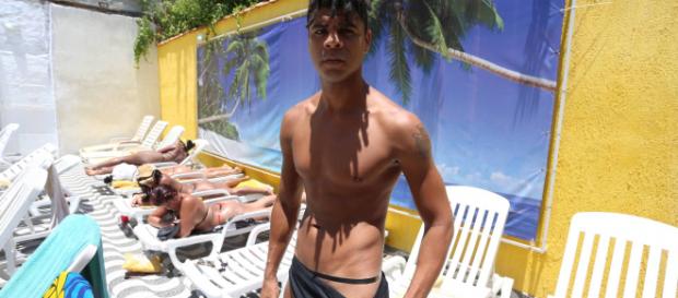 Bronzeamento masculino com fita isolante é a nova tendência entre os homens. Fonte: Extra Bronzeamento masculino com fita isolante é a nova tendência entre os homens. Fonte: Extra