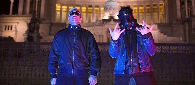 Mike Highsnob a sinistra, Junior Cally a destra. Mike Highsnob a sinistra, Junior Cally a destra.