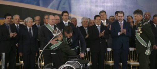 Bolsonaro abraça Villas Bôas durante cerimônia em Brasília (Valter Campanato/Agência Brasil)