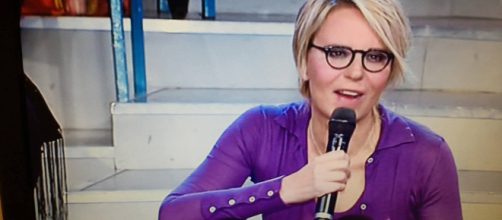 Maria De Filippi chiede a Claudia di ripetere una parolaccia