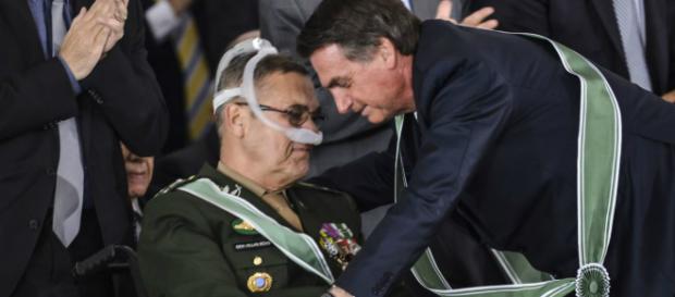 Bolsonaro cumprimenta general Villas Bôas (Valter Campanato/Agência Brasil) Bolsonaro cumprimenta general Villas Bôas (Valter Campanato/Agência Brasil)