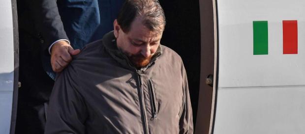 Cesare Battisti è in Italia: atterrato a Ciampino il volo dalla Bolivia - mediaset.it Cesare Battisti è in Italia: atterrato a Ciampino il volo dalla Bolivia - mediaset.it