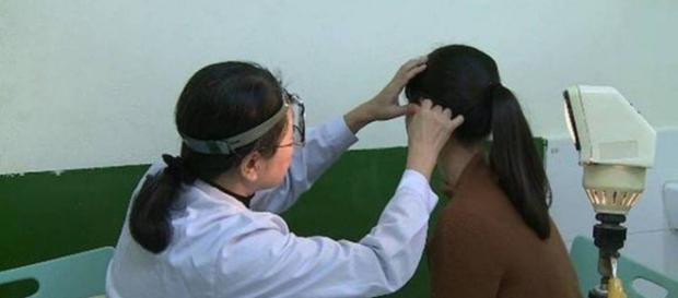 Chen recebendo tratamento após perder audição (Reprodução/Asia Wire) Chen recebendo tratamento após perder audição (Reprodução/Asia Wire)